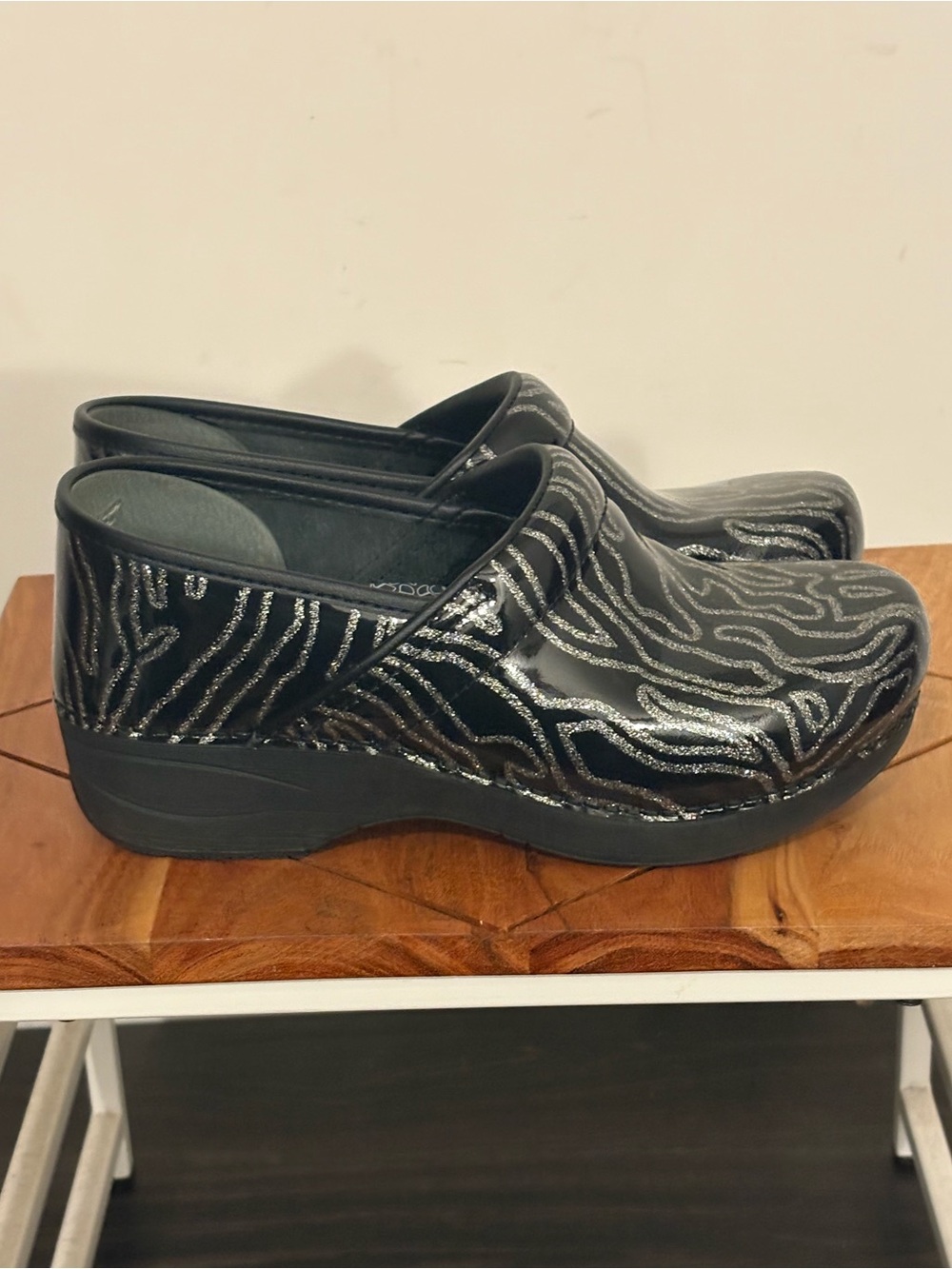 Dansko Pro XP 2.0 Glitter Wave Patent Clog - Picture 3 of 7